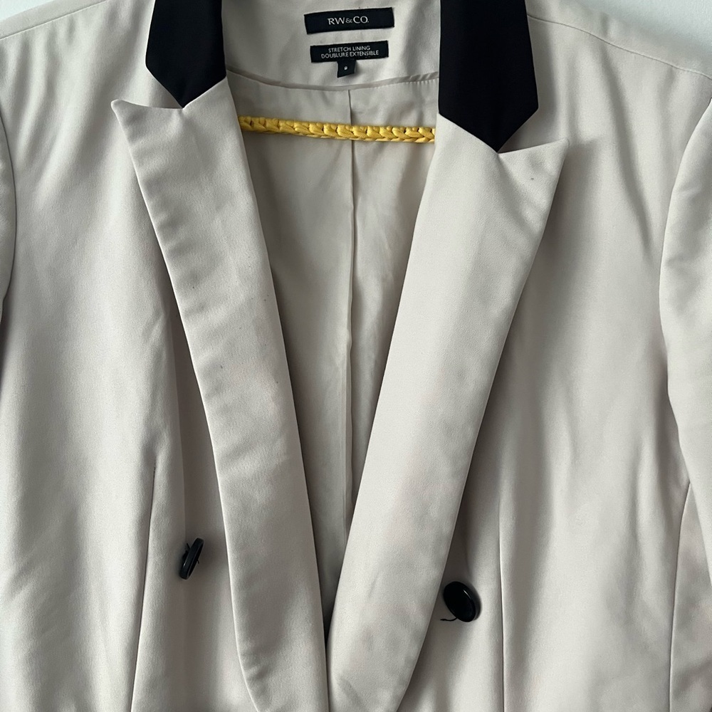 RW & Co Women’s Beige Blazer with Black Accents - Picture 3 of 5